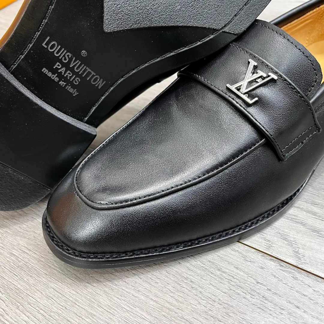 Factory price: 520💰-(LV) men’s formal leather shoes! Genuine molded horsebit, a classic must-have for your shoe cabinet! The feet are particularly delicate! This Gucci original version is a set last, and we are consistent with the counter! Therefore, it is more comfortable in terms of last shape and comfort! Take it to the counter and compare at will! Good shoes are more than just what they make! But grasp the essence from the inside out! Material: Imported first-layer cowhide! Genuine leather outsole imported from Italy, size: 39-44 (38/45 customized, non-refundable)
